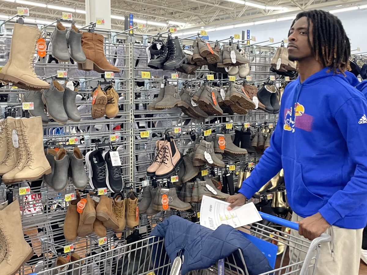 ku-men-s-basketball-undertakes-annual-holiday-shopping-event-ku-sports
